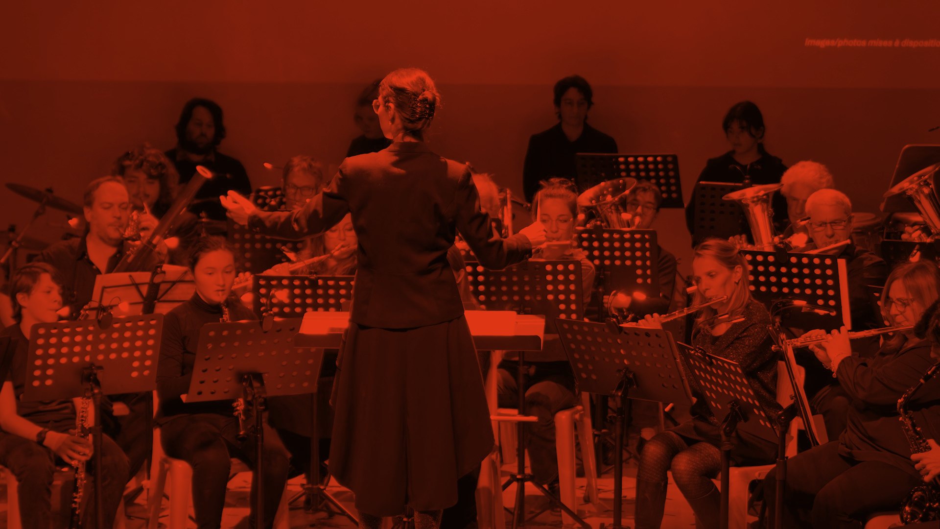 Maestra regendo uma orquestra, representando a integração entre SEO, conteúdo, assessoria de imprensa e vendas