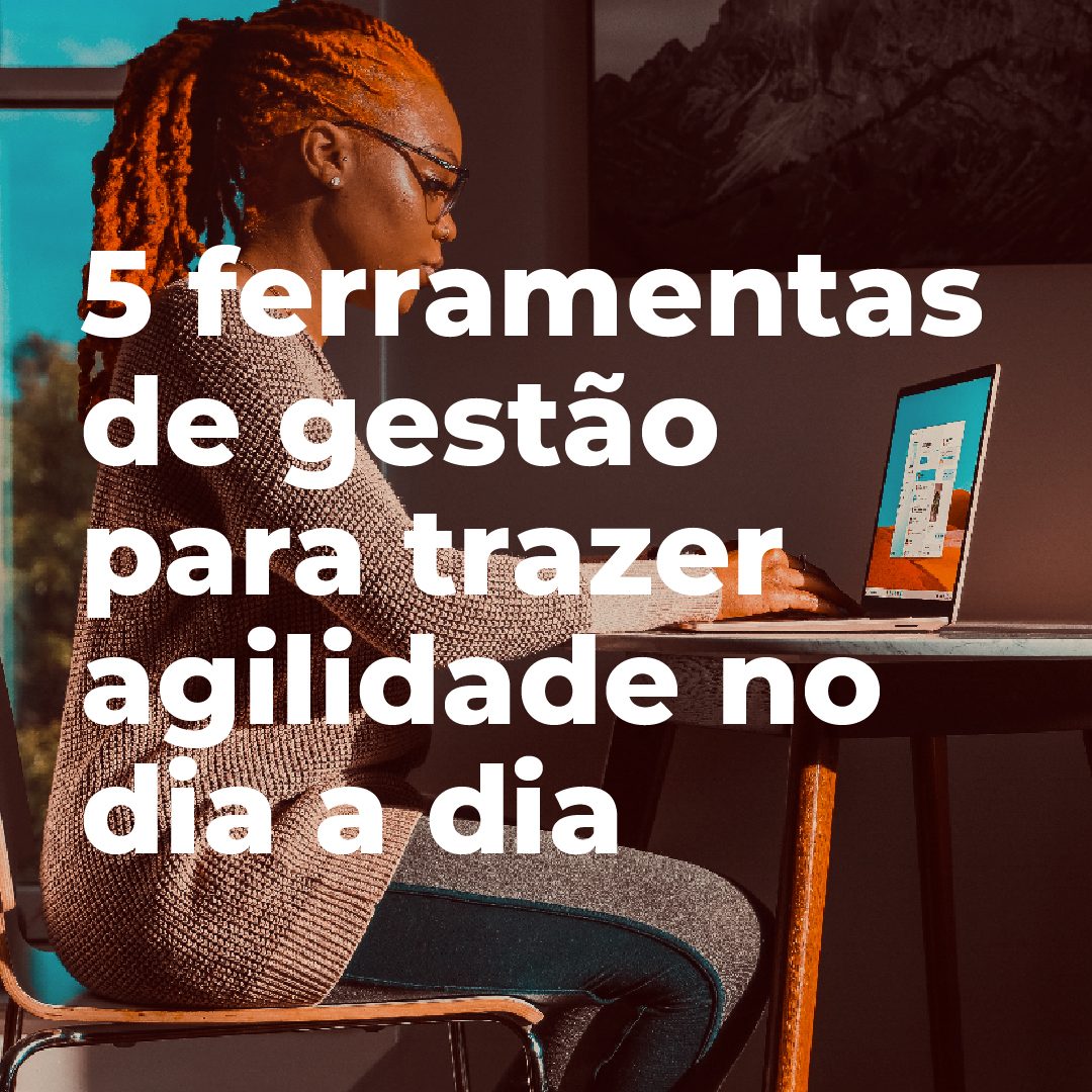 #PraCegoVer #PraTodesVerem: A postagem traz uma sequência de imagens. A primeira mostra uma mulher negra de dreads sentada em uma cadeira e mexendo no computador. Está escrito o texto "5 ferramentas de gestão para trazer agilidade no dia a dia". A partir da segunda imagem, o fundo torna-se branco. Na segunda imagem está o texto "Ciclo PDCA. Do inglês Plan, Do, Check e Act, propõe que a ordem de planos de ação seja Planejar, Fazer, Checar e Agir". Na terceira imagem está o texto "Business Model Canvas. Ferramenta visual de gestão que ajuda as empresas a terem uma visão global do seu funcionamento". Na quarta imagem está escrito "Planejamento estratégico. Formalização de estratégias que traçam os caminhos para atingir determinados objetivos". Na quinta imagem está escrito "KPIs. Os Key Performance Indicators, abreviados para KPIs, servem para acompanhar projetos rumo aos resultados de negócio desenhados no planejamento". Na sexta imagem está escrito "CRM. Sistema indispensável para a equipe de Vendas, pois auxilia nos processos de comunicação entre a empresa e seus clientes". A sétima e última imagem traz a mesma fotografia que a primeira, porém com o fundo desfocado. Está escrito o texto "Para saber mais sobre cada uma dessas ferramentas de gestão, confira o link da legenda deste post".