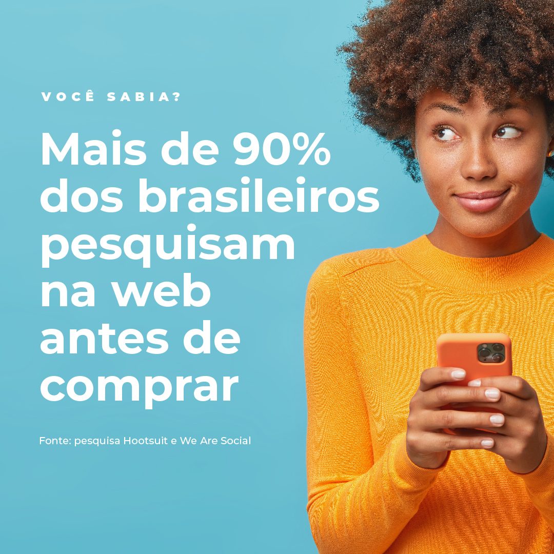 #PraCegoVer #PraTodesVerem: A imagem mostra uma mulher negra mexendo no celular com uma expressão de dúvida. Na foto está o texto: "Você sabia? Mais de 90% dos brasileiros pesquisam na web antes de comprar (fonte: pesquisa Hootsuit e We Are Social)".