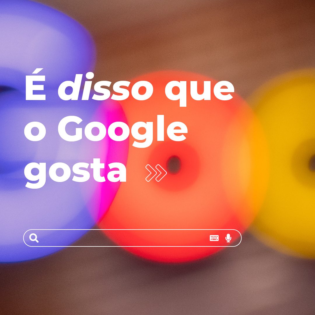 #PraCegoVer: a sequência de duas imagens mostra o logotipo do Google, que possui uma cor diferente para cada letra, desfocado. Na primeira foto, está escrito: "É DISSO que o Google gosta". Na segunda foto, está escrito: "Palavras-chave na primeira posição do Google recebem em média 30 por cento do tráfego da keyword para a qual estão ranqueados. Fonte: Otimindex, da Otimifica".