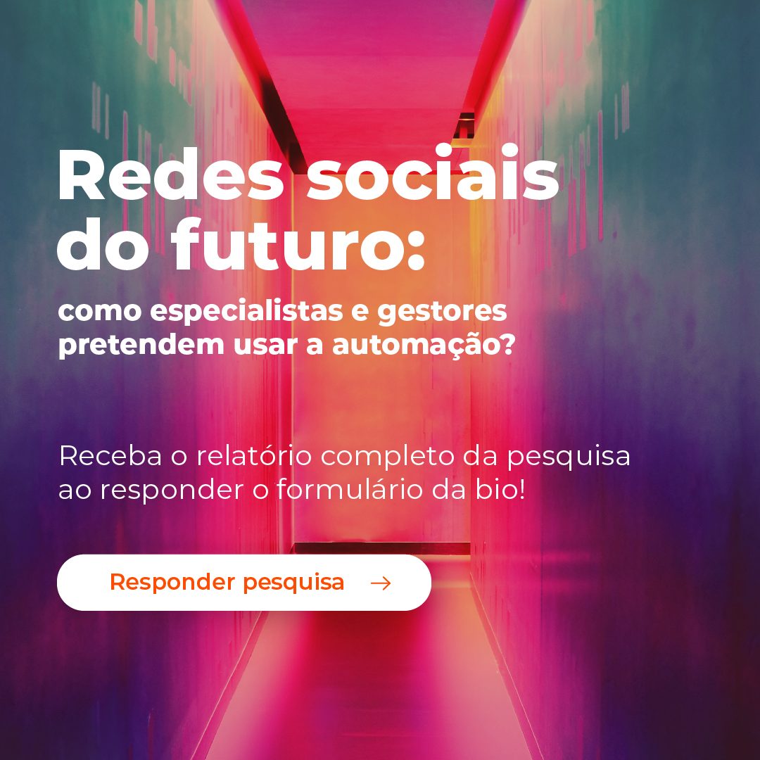 #PraCegoVer #PraTodesVerem: a imagem mostra um corredor iluminado com tons de rosa, roxo e verde. A foto contém o texto: "Redes sociais do futuro: como especialistas e gestores pretendem usar a automação? Receba o relatório completo da pesquisa ao responder o formulário da bio!".