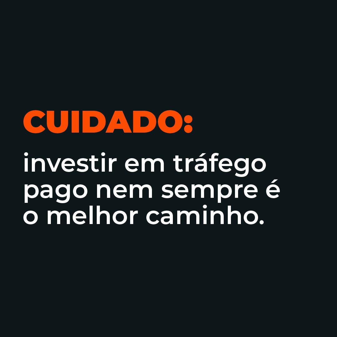 #PraCegoVer #PraTodesVerem: Imagem com fundo preto. O texto diz: "CUIDADO: investir em tráfego pago nem sempre é o melhor caminho."